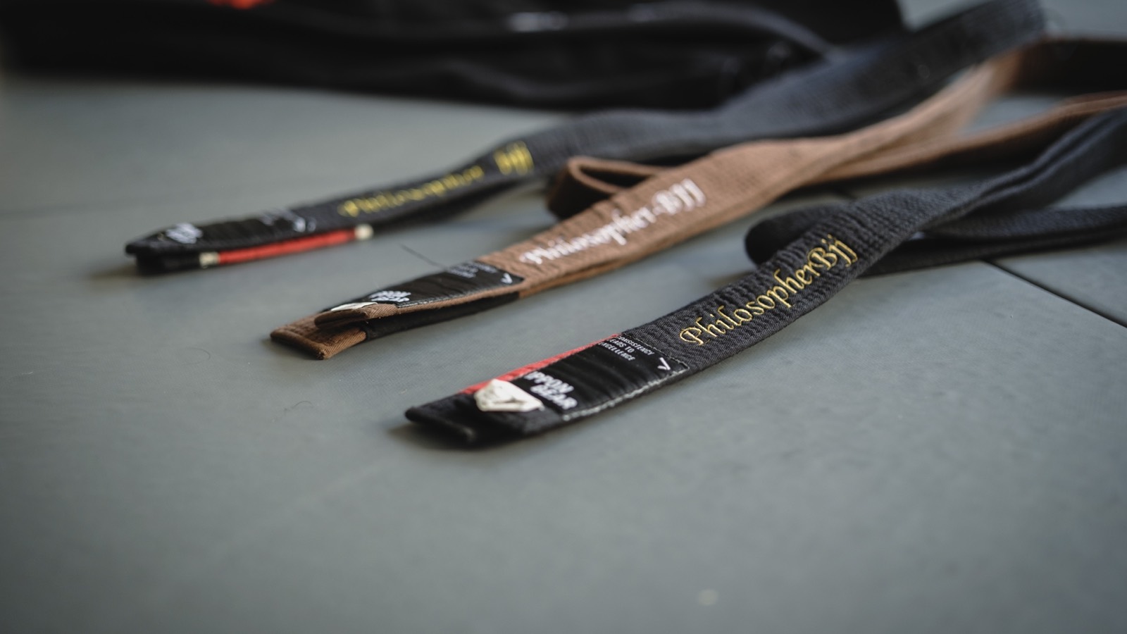 Gürtel mit Philosopher-BJJ-Stickerei auf der Matte