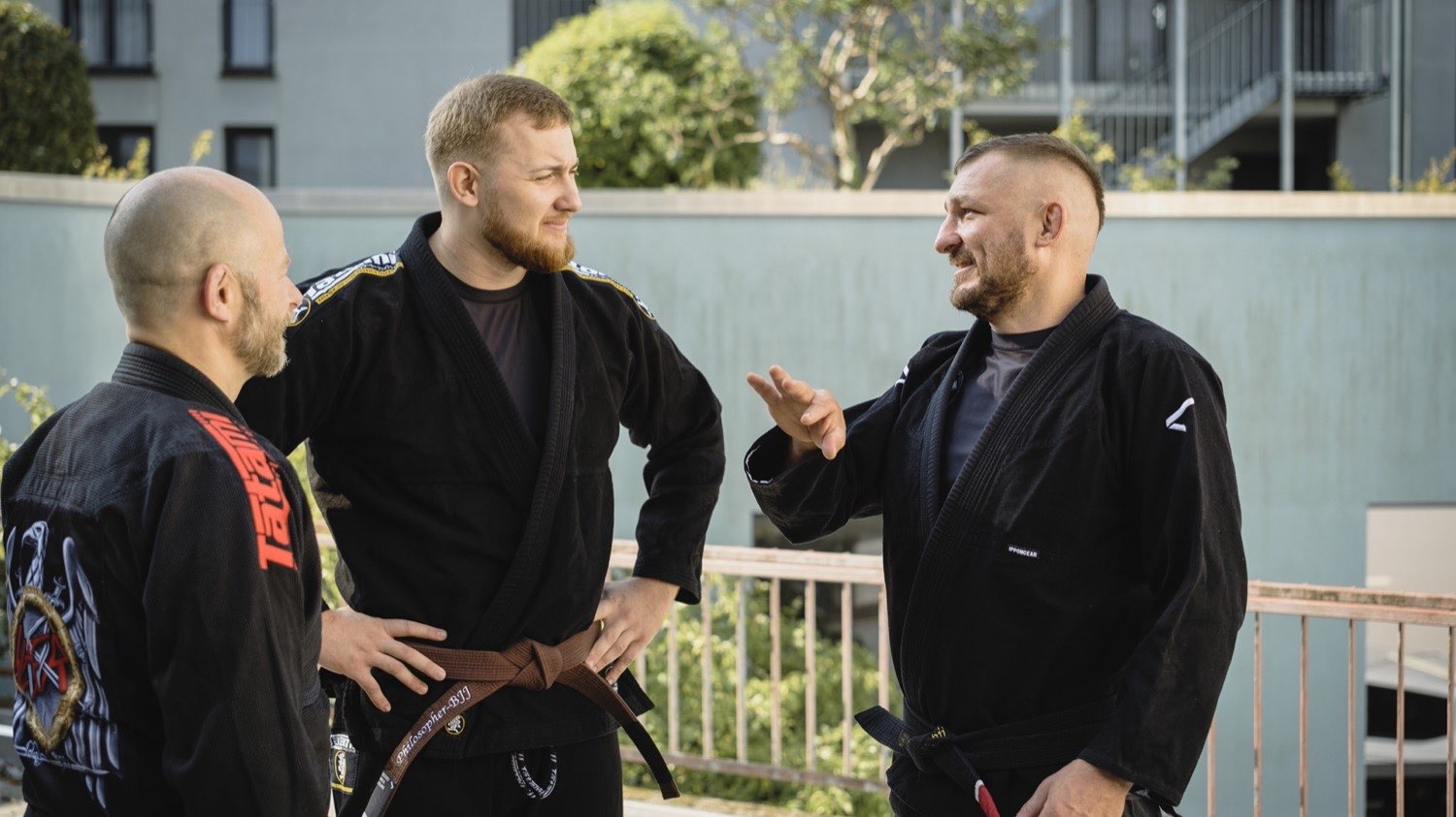 Head Coach Phil im Gespräch mit zwei Trainern des Philosopher-BJJ-Teams